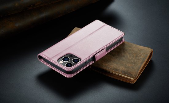Coque de téléphone rose clair en similicuir, avec surpiqûres. Découpe pour appareil photo à l'arrière.