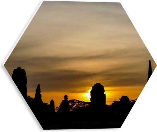 PVC Schuimplaat Hexagon - Silhouet van Boeddhistiche Tempels tijdens Zonsondergang - 30x26.1 cm Foto op Hexagon (Met Ophangsysteem)