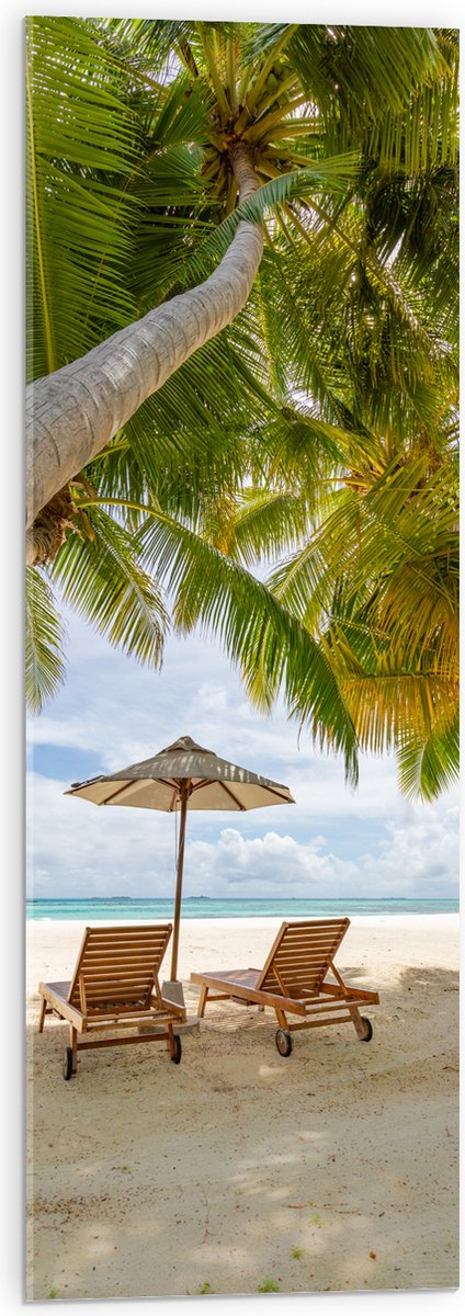 Acrylglas - Schuingroeiende Palmboom boven Ligbedden en Parasol op het Strand - 30x90 cm F