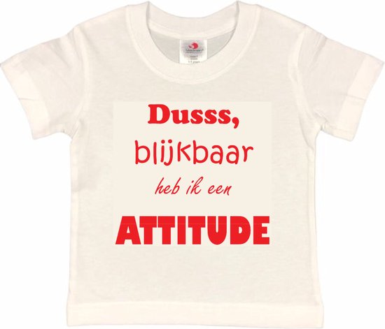 T-shirt Kinderen "Dusss, blijkbaar heb ik een ATTITUDE" | korte mouw | Wit/rood | maat 110/116