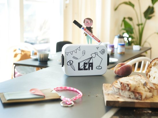 Witte broodtrommel met doodles, waaronder scharen, een lamp, en de naam 'LEA'.