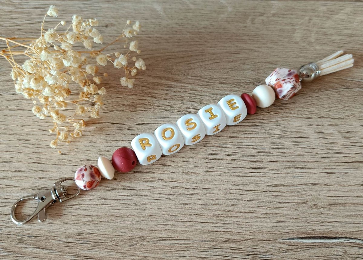 Gepersonaliseerde Sleutelhanger met Kralen - Cadeau sleutelhanger - Sleutelhanger met naam - Silliconen kralen sleutelhanger - Gepersonaliseerd cadeau - Berry Red
