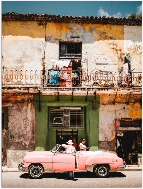 Poster (Mat) - Roze Cabrio Geparkeerd onder Traditioneel Italiaans Huisje - 30x40 cm Foto op Posterpapier met een Matte look