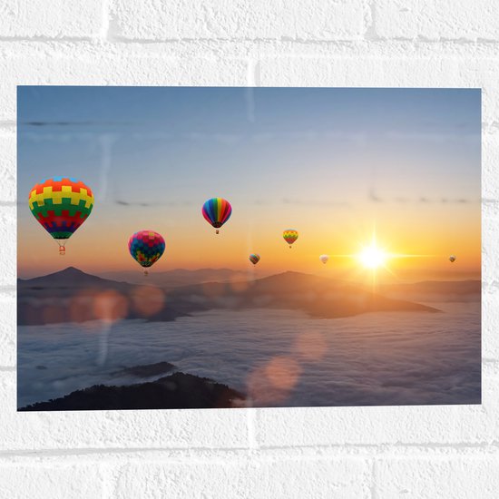 Muursticker - Luchtballonnen Zwevend bij Bergtoppen boven het Wolkendek - 40x30 cm Foto op Muursticker