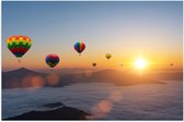 Poster Glanzend – Luchtballonnen Zwevend bij Bergtoppen boven het Wolkendek - 75x50 cm Foto op Posterpapier met Glanzende Afwerking