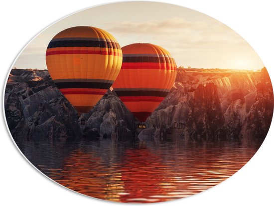 PVC Schuimplaat Ovaal - Luchtballonnen Zwevend langs Rotsen boven het Wateroppervlak - 56x42 cm Foto op Ovaal (Met Ophangsysteem)