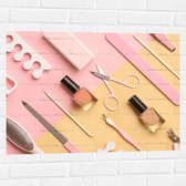 Muursticker - Patroon van Cosmetica Producten op Geel met Roze Oppervlak - 80x60 cm Foto op Muursticker