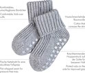 Grijze gebreide babysokjes met sterretjes anti-slip noppen. Comfortabele omslagboord.