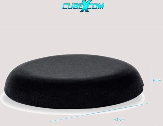 Een zwart, rond, verhoogd zitkussen op een neutrale achtergrond. Afmetingen: 43 cm breed, 9 cm hoog.