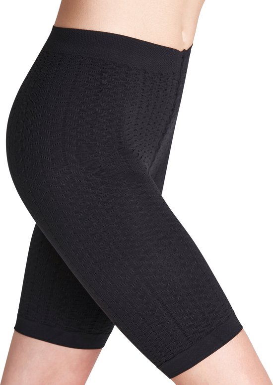Zwarte, knielange shapewear met een subtiel geweven patroon.