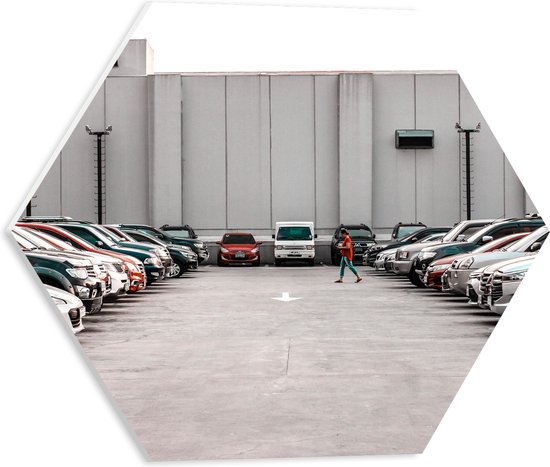 PVC Schuimplaat Hexagon - Persoon Lopend over Volle Parkeerplaats - 40x34.8 cm Foto op Hexagon (Met Ophangsysteem)