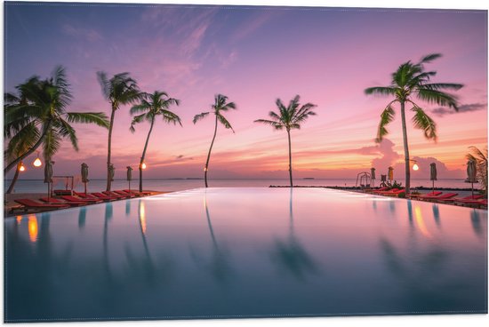 Vlag - Palmbomen bij Ligbedden aan het Water tijdens de Avondzon - 75x50 cm Foto op Polyester Vlag