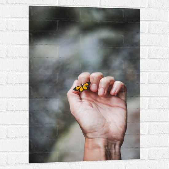 Muursticker - Mini Gele Vlinder op Nagel van Mensen Hand - 60x90 cm Foto op Muursticker