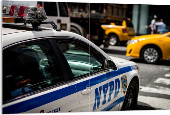 Acrylglas - Politie Auto rijdend door New York - 120x80 cm Foto op Acrylglas (Wanddecoratie op Acrylaat)