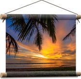 Textielposter - Palmbladeren Hangend boven het Strand aan de Zee - 40x30 cm Foto op Textiel