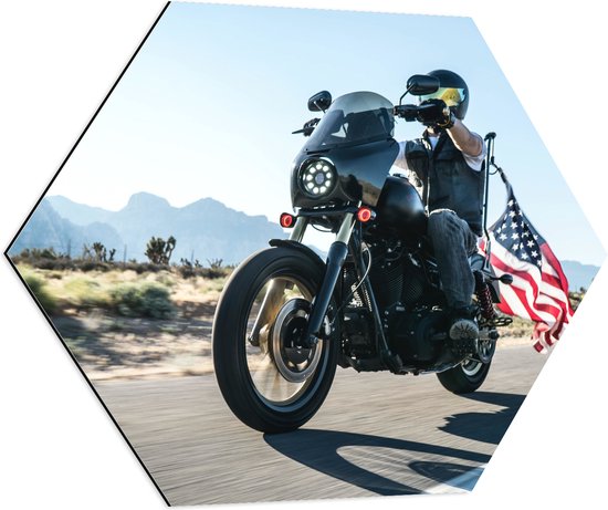 Dibond Hexagon - Motorrijder met Amerikaanse Vlag over de Wegen - 80x69.6 cm Foto op Hexagon (Met Ophangsysteem)