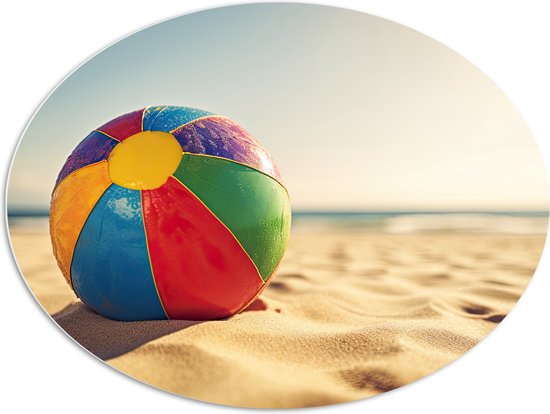 PVC Schuimplaat Ovaal - Kleurrijke Strandbal Liggend in het Zand - 96x72 cm Foto op Ovaal (Met Ophangsysteem)