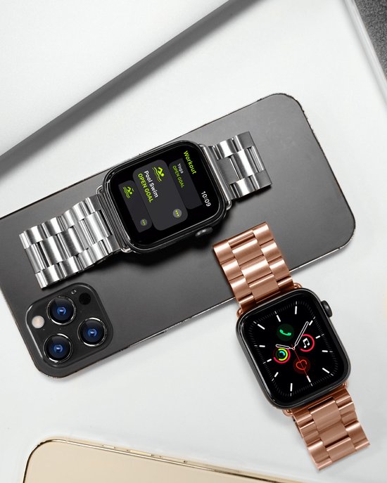 Zwarte iPhone met twee Apple Watches: een zilverkleurige en een rosegouden band.