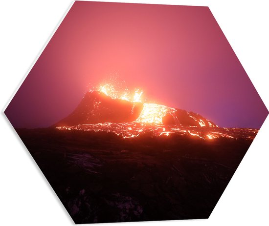 PVC Schuimplaat Hexagon - Vulkaan - Vuur - Heet - Lava - Kleuren - 60x52.2 cm Foto op Hexagon (Met Ophangsysteem)