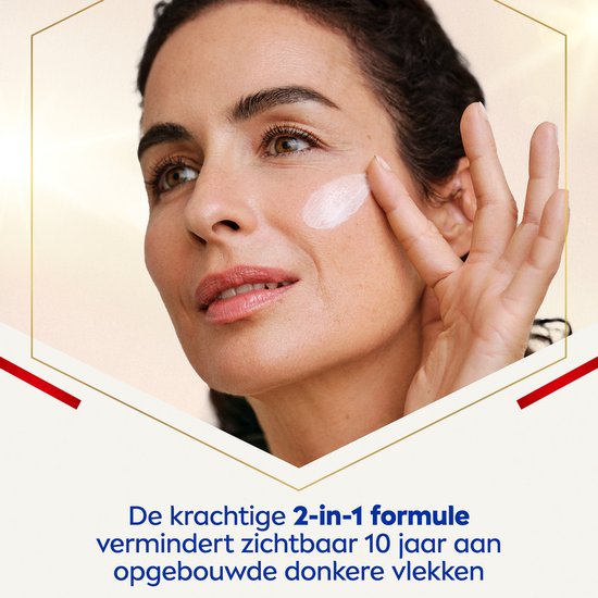 Vrouw met gebruinde huid brengt witte crème aan op haar wang. Krachtige 2-in-1 formule.