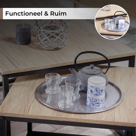 Vue du plateau en bois et du cadre noir d'une table basse avec une théière et des verres.