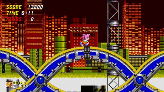 Amy Rose in het roze op een metaalachtig blauw en geel platform, met een stadsgezicht op de achtergrond.
