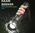 Een hand met een zwarte handschoen houdt een Exortus LED zaklamp vast, die een gebroken ruit doorbreekt.