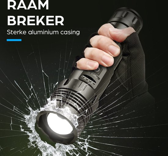 Een hand met een zwarte handschoen houdt een Exortus LED zaklamp vast, die een gebroken ruit doorbreekt.