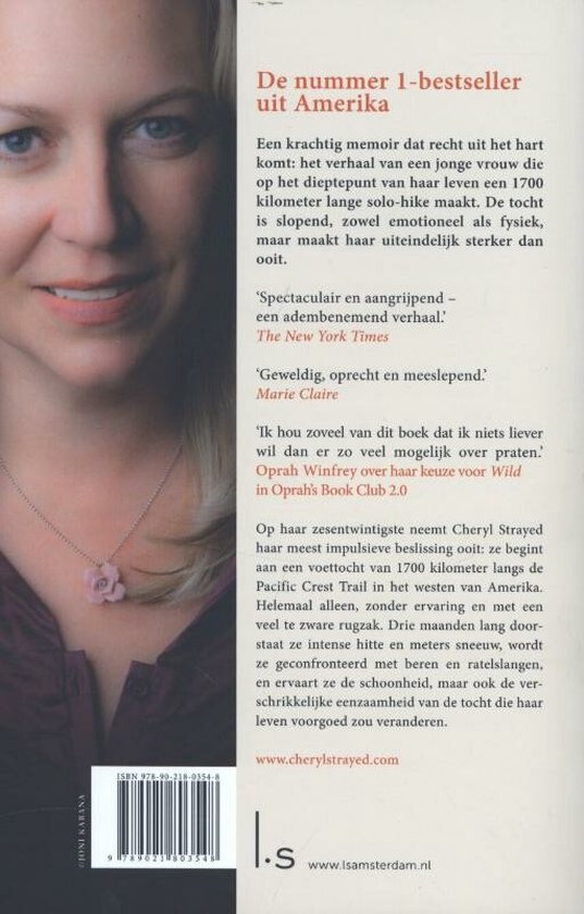 Close-up van een vrouw met blonde haren, die een roze ketting met een bloemenhanger draagt. Achterkant van een boek met de titel "De nummer 1-bestseller uit Amerika".