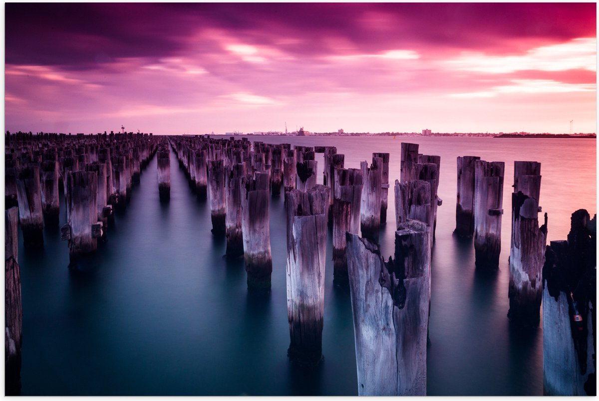 Poster (Mat) - Palen - Water - Hout - Zee - Kleuren - 60x40 cm Foto op Posterpapier met ee