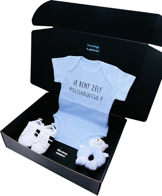 Kraamcadeau jongen met blauwe romper, babysneakers en pluche rammelaar - Koetsiekoetsie - kraamkado jongen van Koetsiekoetsie — afbeelding 2