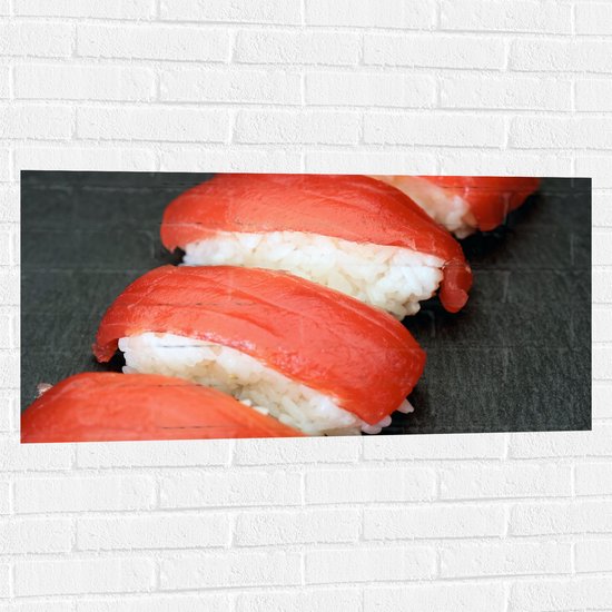 Muursticker - Rij Sushi Stukken met Tonijn - 100x50 cm Foto op Muursticker