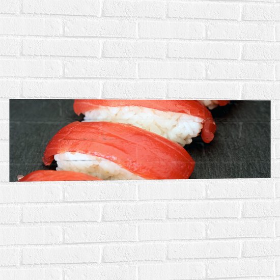 Muursticker - Rij Sushi Stukken met Tonijn - 90x30 cm Foto op Muursticker