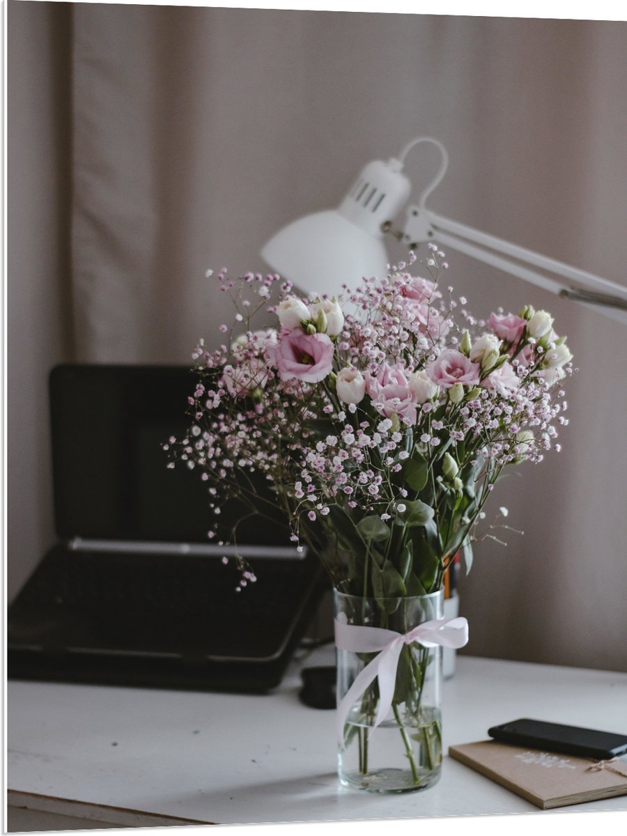 PVC Schuimplaat- Bloemen - Boeket - Water - Strik - Lamp - Telefoon - Bureau - Laptop - 75x100 cm Foto op PVC Schuimplaat