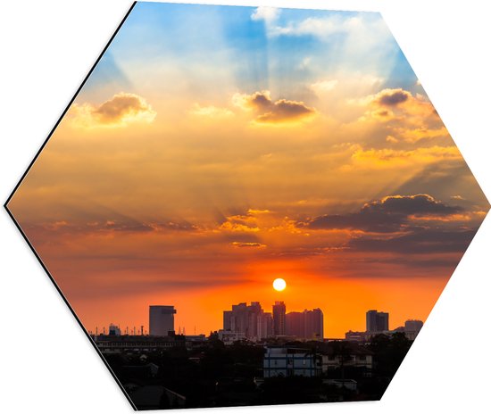 Dibond Hexagon - Prachtige Zonsopkomst over de Gebouwen in de Stad - 60x52.2 cm Foto op Hexagon (Met Ophangsysteem)