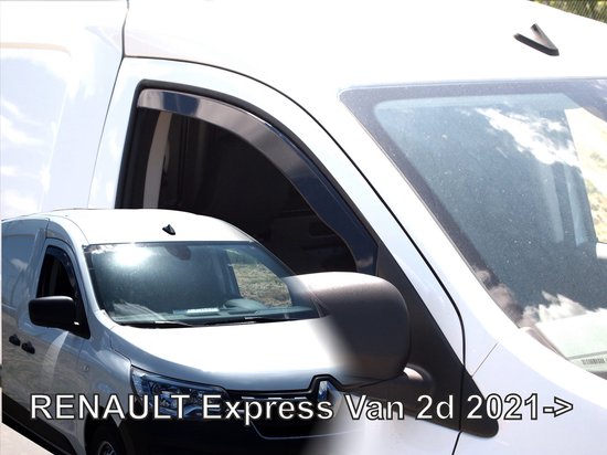 Donker getinte windgeleiders op de bovenrand van de zijruiten van een witte Renault Express Van 2021.