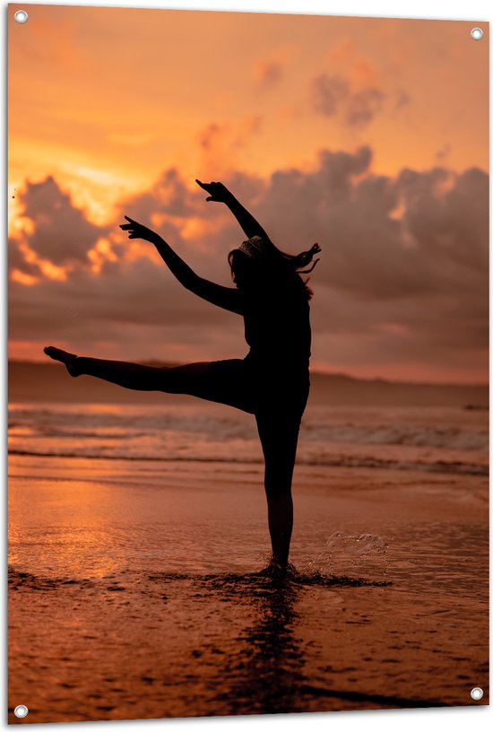 Tuinposter – Silhouet van Ballet Danseres aan de Kust tijdens Zonsondergang - 80x120 cm Foto op Tuinposter (wanddecoratie voor buiten en binnen)