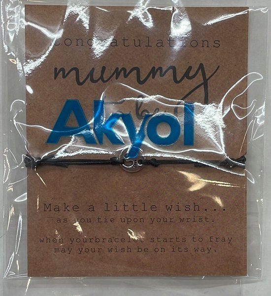 Armband met de tekst 'Congratulations mummy to be Akyol' op een kaart. Met een zilverkleurig bedeltje.