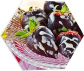 PVC Schuimplaat Hexagon - Aardbeien met Chocolade op Glazen Schaaltje - 50x43.5 cm Foto op Hexagon (Met Ophangsysteem)