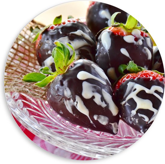PVC Schuimplaat Muurcirkel - Aardbeien met Chocolade op Glazen Schaaltje - 80x80 cm Foto op Muurcirkel (met ophangsysteem)