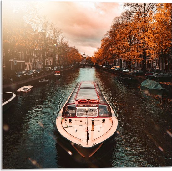 Acrylglas - Traditionele Amsterdamse Toeristenboot door de Grachten tijdens de Herfst - 50x50 cm Foto op Acrylglas (Wanddecoratie op Acrylaat)