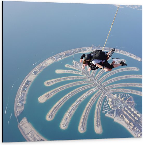 Dibond - Parachutespringer boven de Palm van Dubai - 100x100 cm Foto op Aluminium (Wanddecoratie van metaal)