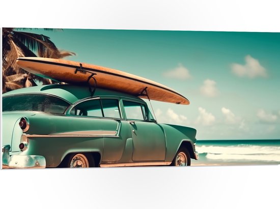 PVC Schuimplaat- Houten Surfplank op Dak van Blauwe Auto geparkeerd op het Strand - 100x50 cm Foto op PVC Schuimplaat