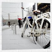 Muursticker - Fiets Geparkeerd in Stad tijdens Sneeuwbui - 80x80 cm Foto op Muursticker