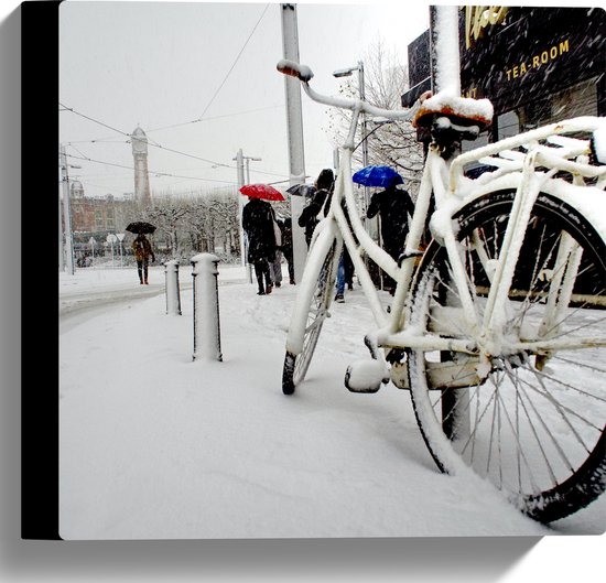 Canvas - Fiets Geparkeerd in Stad tijdens Sneeuwbui - 30x30 cm Foto op Canvas Schilderij (Wanddecoratie op Canvas)