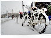 PVC Schuimplaat- Fiets Geparkeerd in Stad tijdens Sneeuwbui - 75x50 cm Foto op PVC Schuimplaat