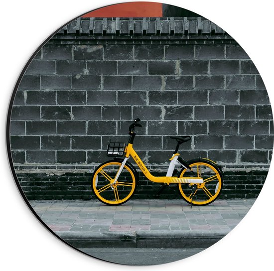 Dibond Muurcirkel - Gele Fiets Geparkeerd tegen Stenen Muur - 20x20 cm Foto op Aluminium Muurcirkel (met ophangsysteem)