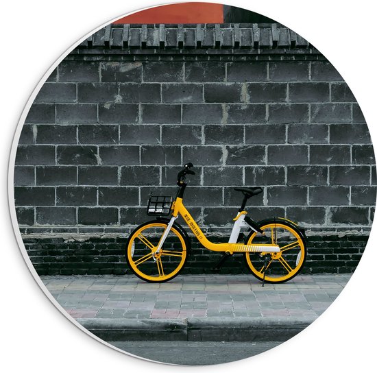 PVC Schuimplaat Muurcirkel - Gele Fiets Geparkeerd tegen Stenen Muur - 20x20 cm Foto op Muurcirkel (met ophangsysteem)