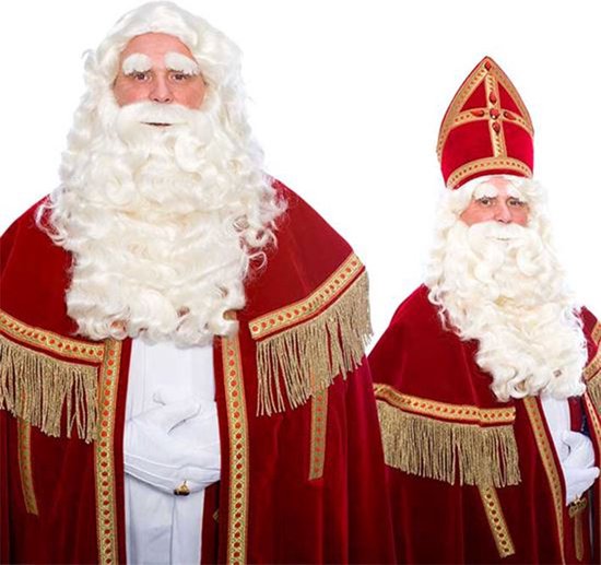 Twee mannen met witte krullende pruiken en baarden. Een met mijter, de ander als kerstman. Beide in rode mantels met gouden franje.