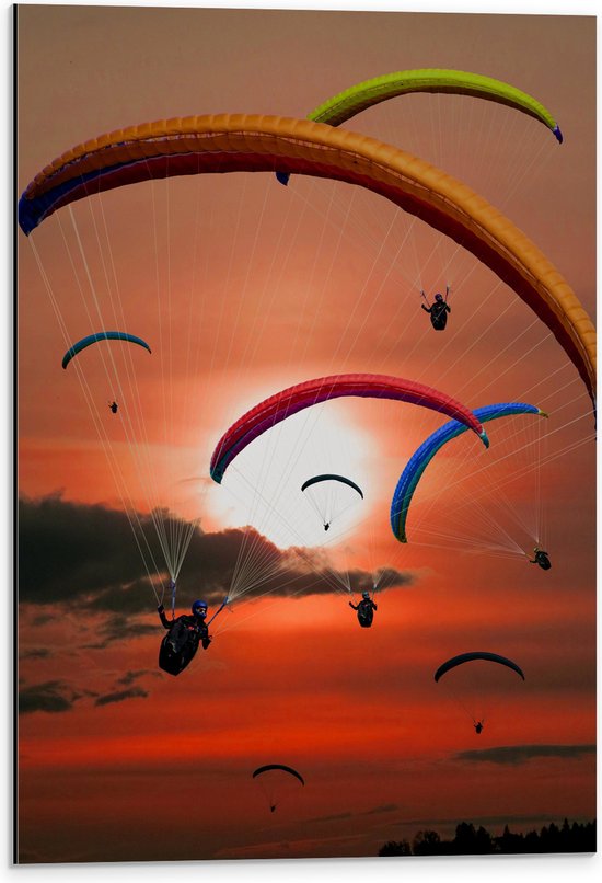 Dibond - Grote Groep Paragliders tijdens Roodkleurige Zonsondergang - 40x60 cm Foto op Aluminium (Wanddecoratie van metaal)